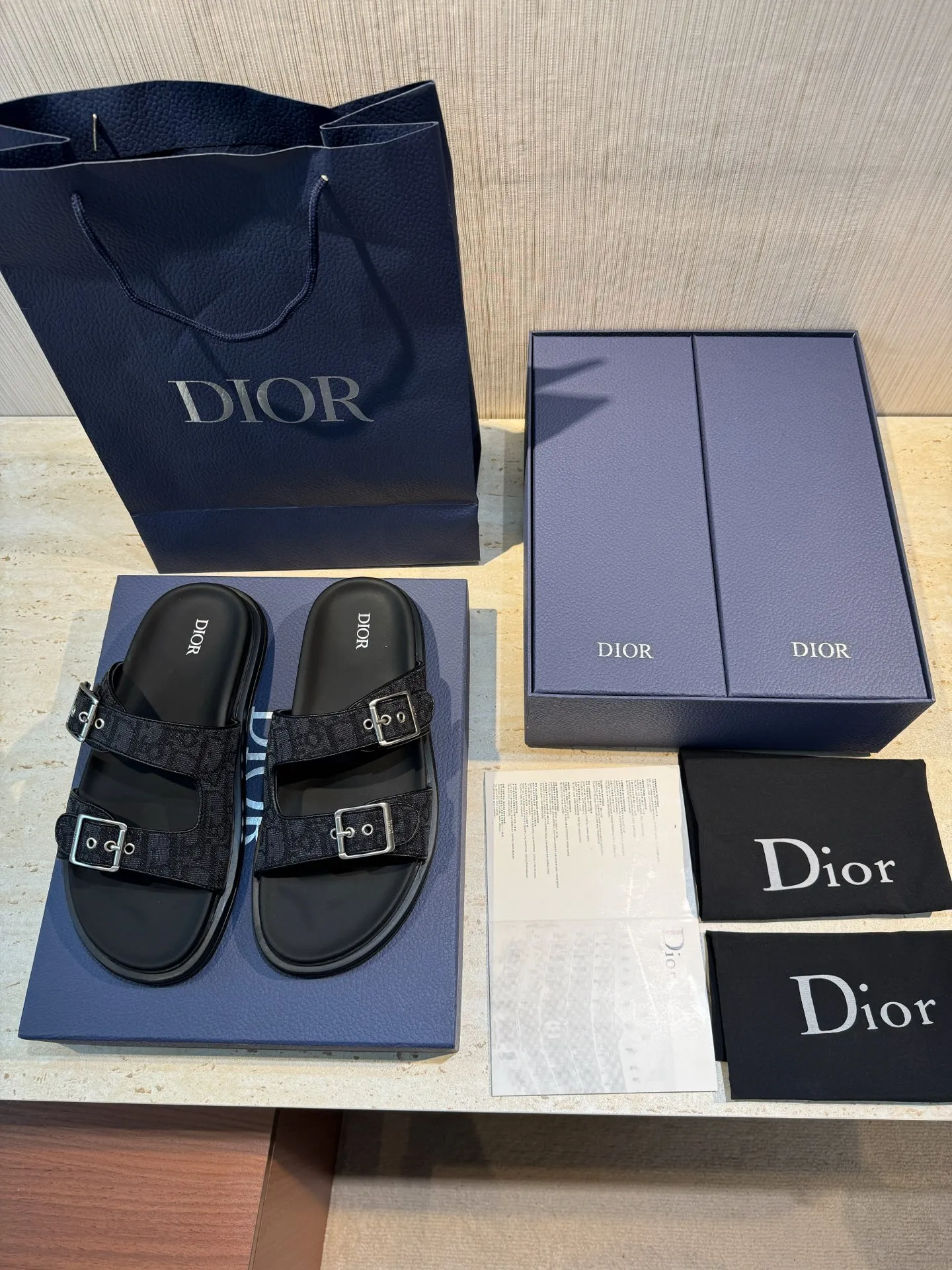 Factory price: 320💰Djia Aqua men's slippers and sandals, Dior's Aqua sandals are elegant and casual. The cross-strap design is reinterpreted in CD Diamond canvas, inspired by the brand's archives. Finished with a branded logo and tonal notch sole, they can be worn easily with shorts or jeans for a sophisticated look. Size:39-44(38 45 customized)